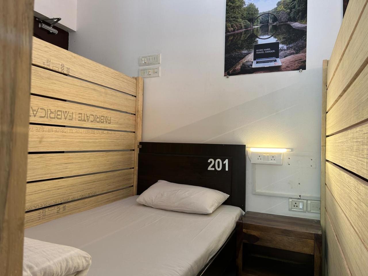 Hostel Lifespace- Twin Bungalow With Pods, Bunks, Private Rooms, Cowork & Cafe Pune Esterno foto